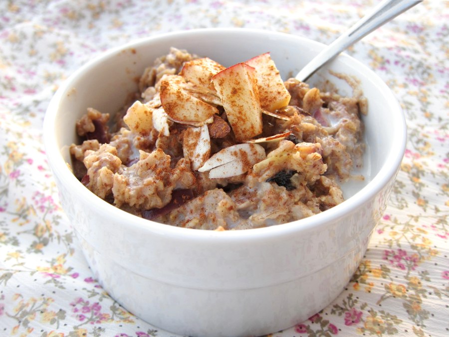 Овсяная каша с яблоком