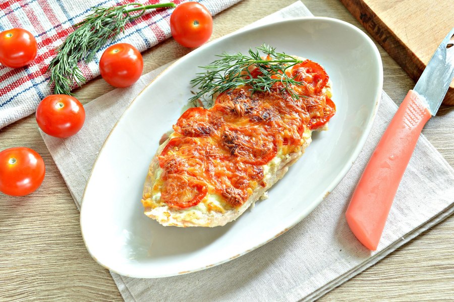 Куриное филе с помидорами и сыром
