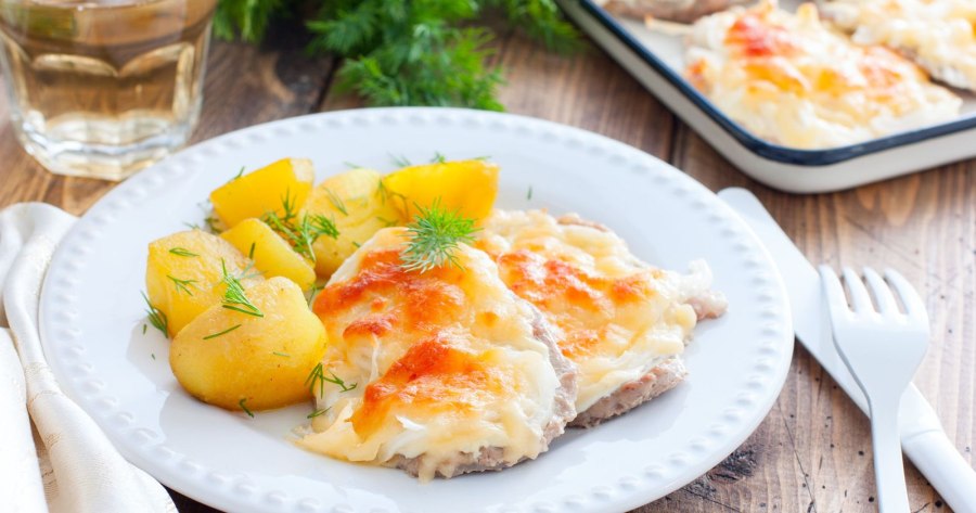 Отбивные с картошкой и сыром