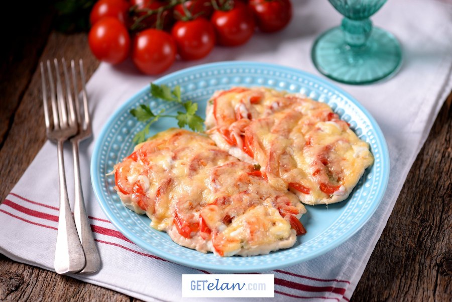 Отбивные из курицы в духовке с помидорами и сыром