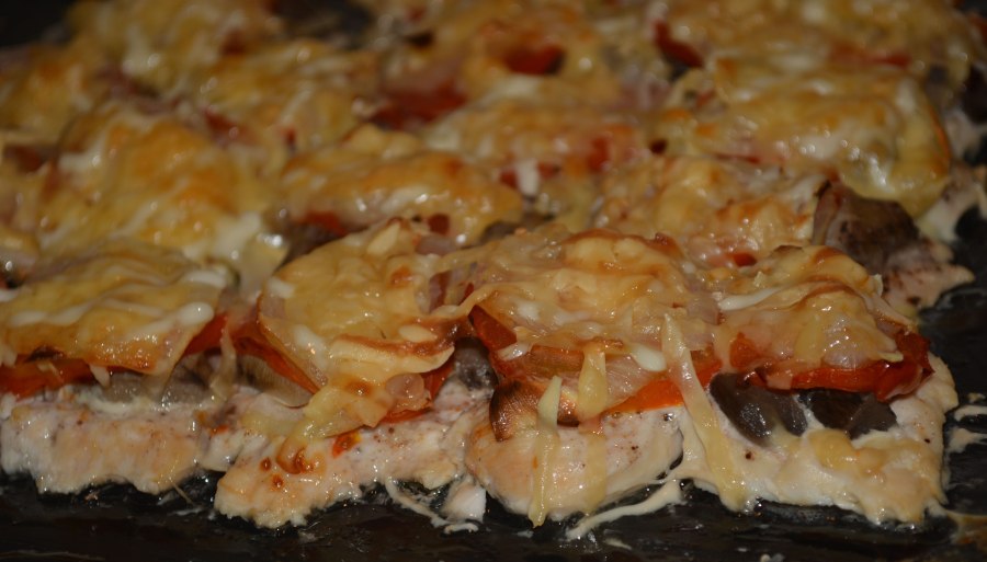 Мясо с грибами помидорами и сыром