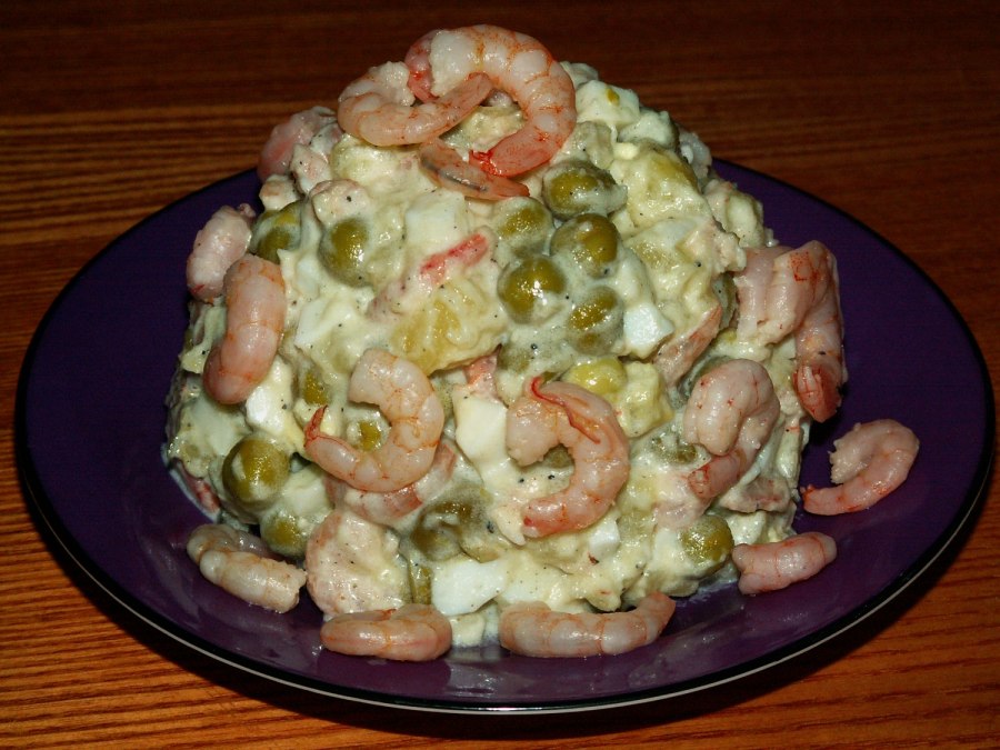 Салат с каперсами и креветками