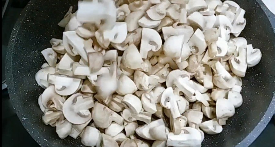 Грибы жареные с луком и сметаной