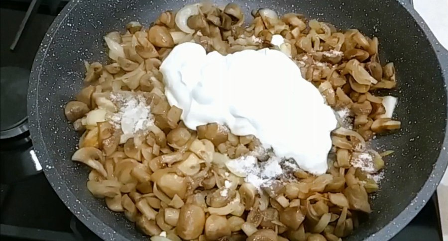 Шампиньоны жареные на сковороде с луком и сметаной