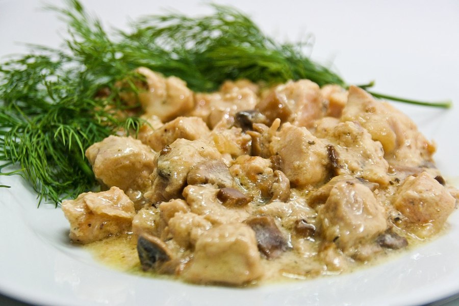 Филе куриное с грибами в сметанном