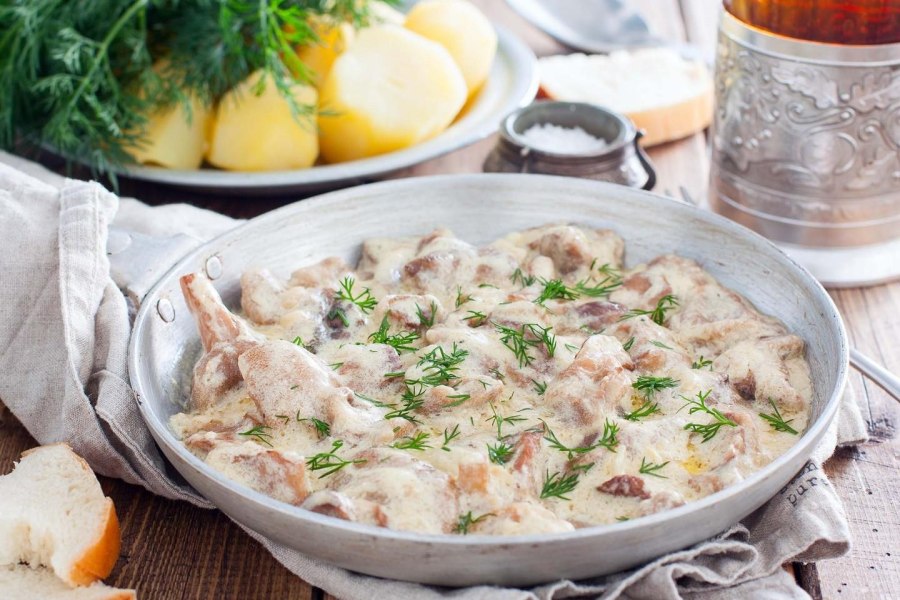 Курица с шампиньонами в сливочном соусе на сковороде
