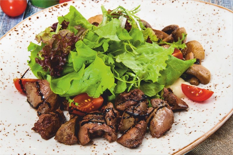 Теплый салат с куриной печенью