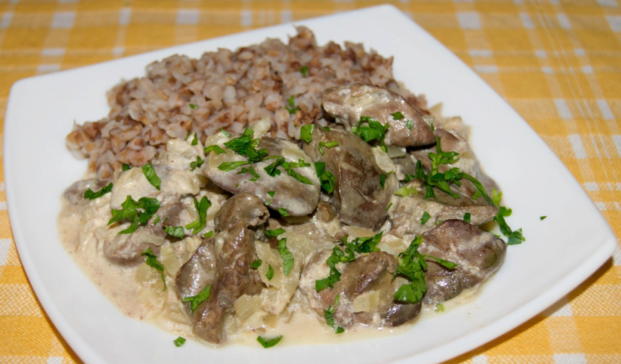 Куриные сердечки в сливочном соусе