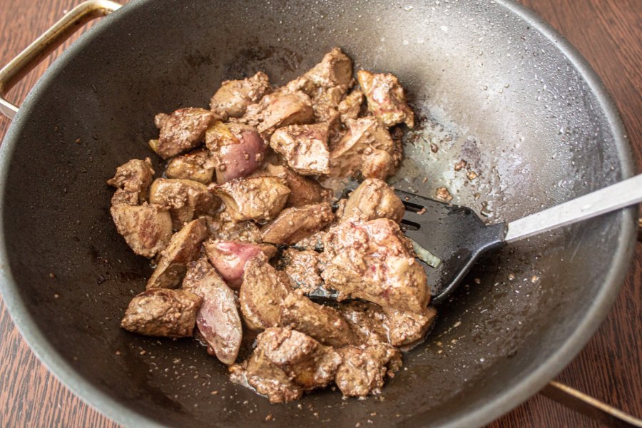 Печень индейки со сливками с грибами