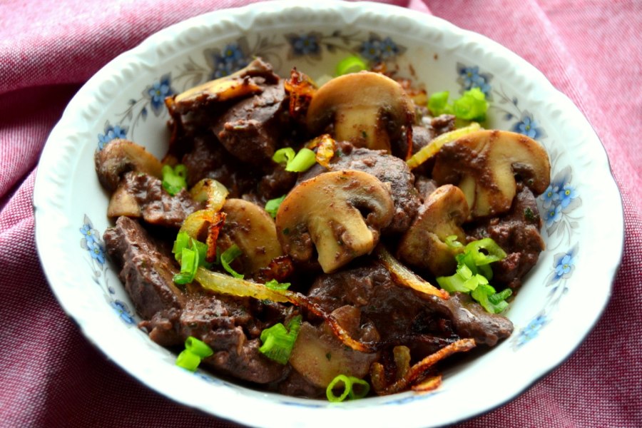 Куриная печень с грибами