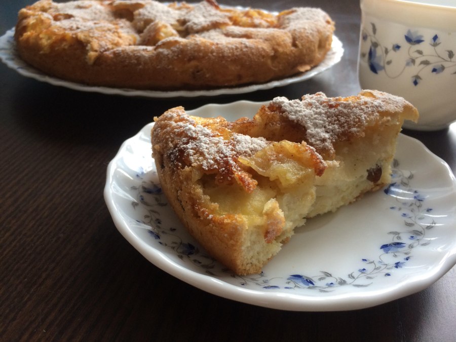 Шарлотка с яблоками и корицей