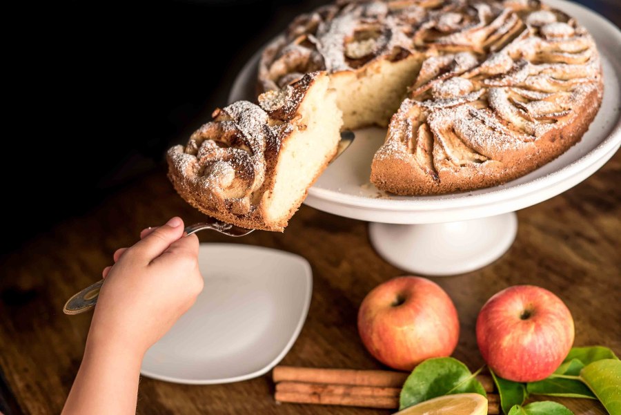 Шарлотка заливная с яблоками