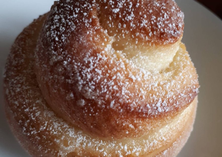 Булочка с сахарной крошкой