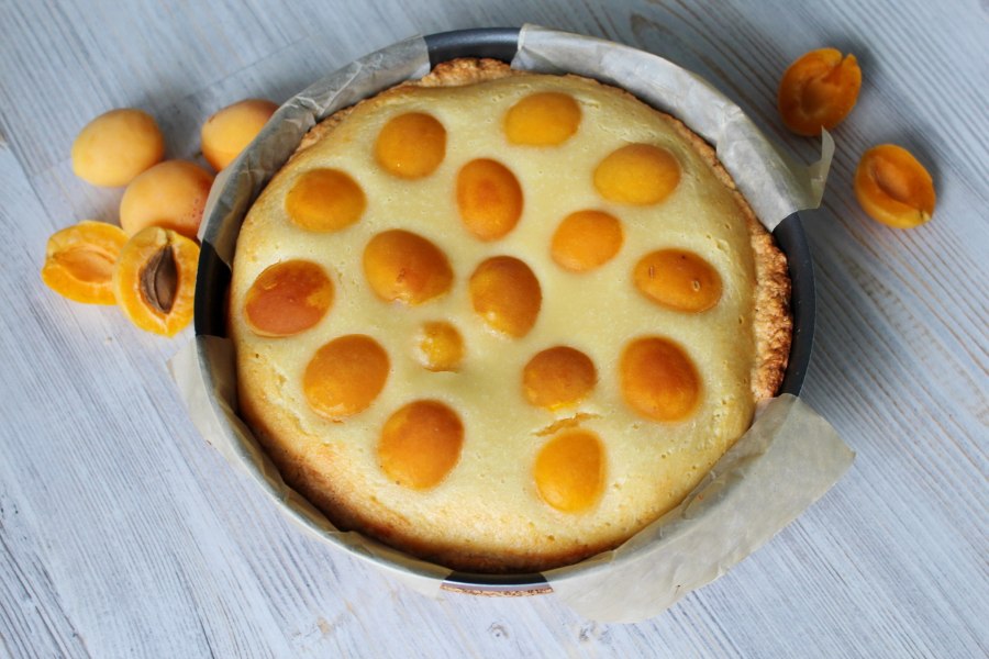 Пирог с яблоками и орехами