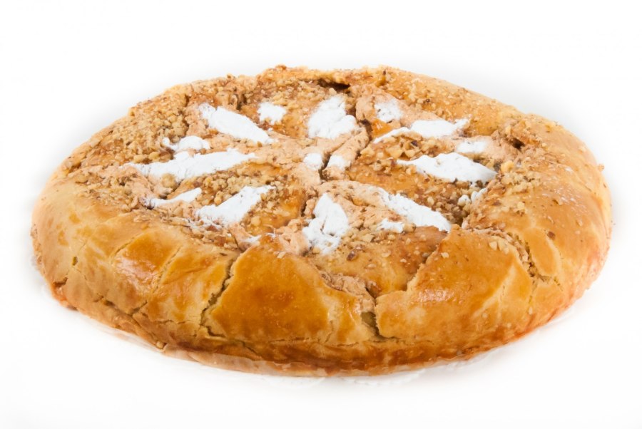 Пирог с яблоками и изюмом