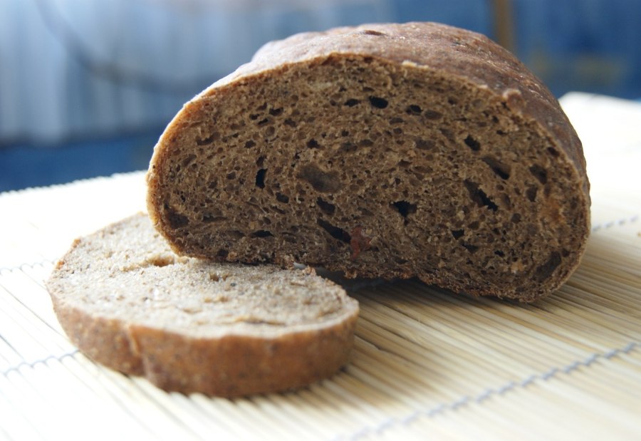 Черный хлеб с изюмом