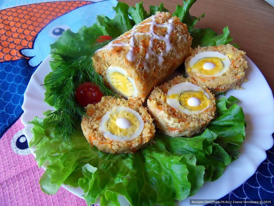 Рыбный рулет с яйцом
