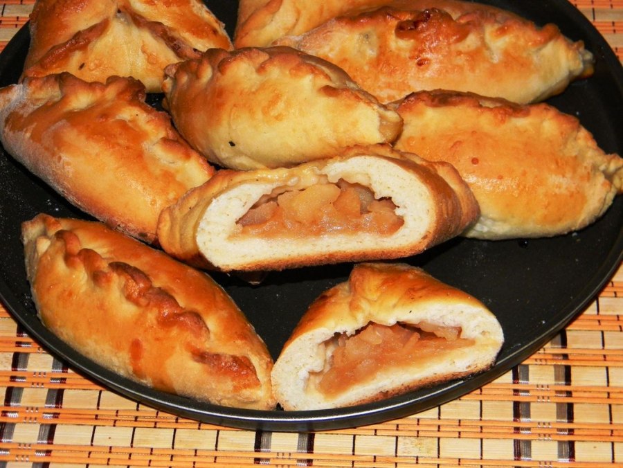 Пирожки с яблоками из дрожжевого теста