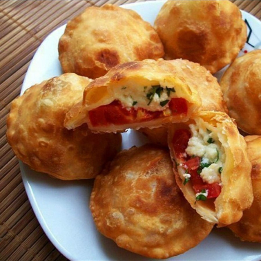 Пирожки бомбочки с помидорами