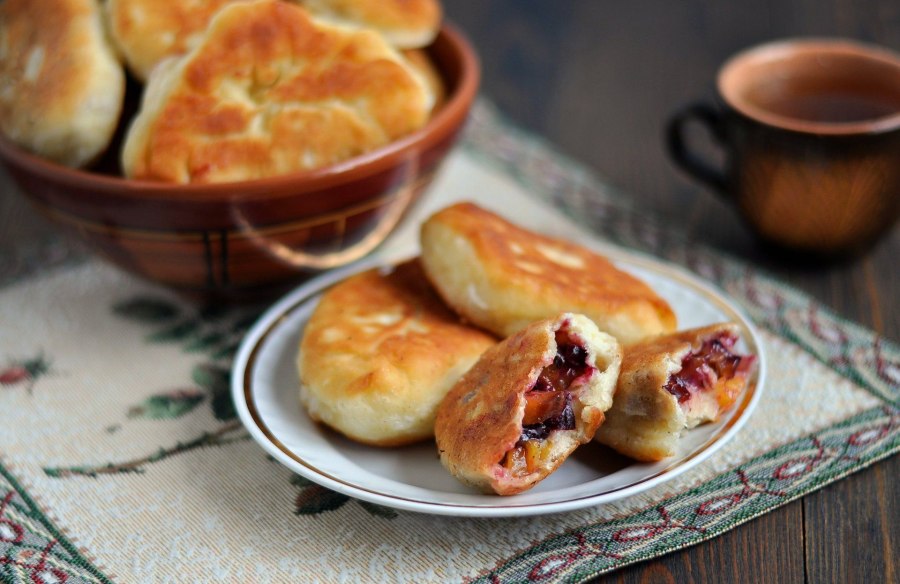 Жареные пирожки сладкие