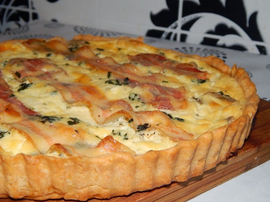 Открытый пирог с грибами и сыром