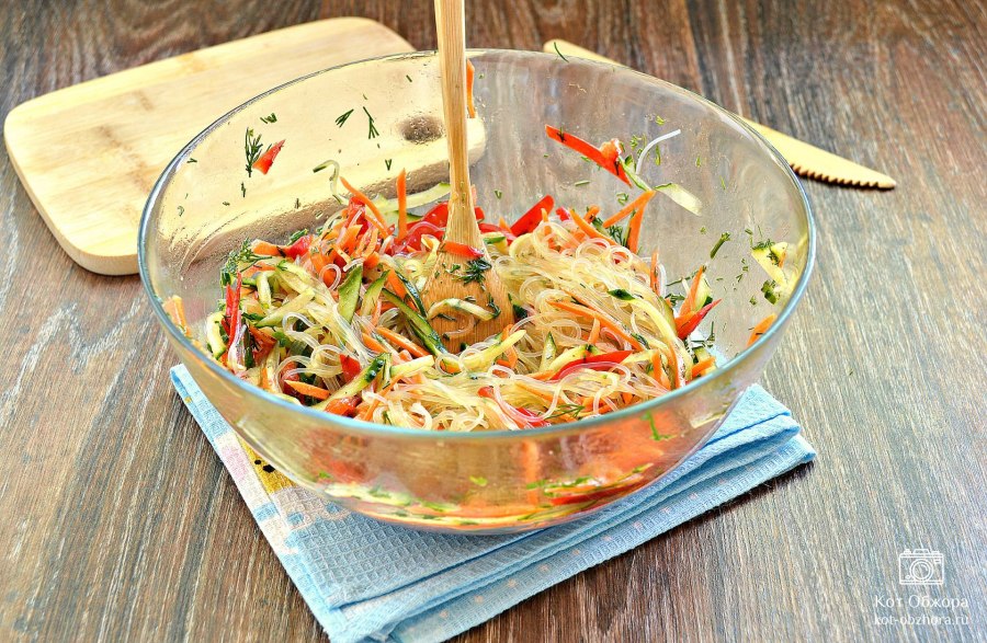 Курица с фунчозой и овощами