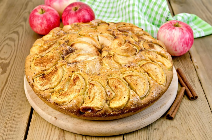 Шарлотка с яблоками