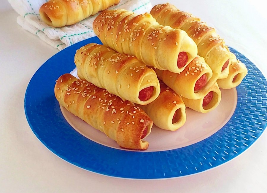 Пирожки с сосиской