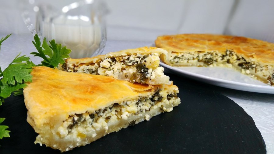 Пирог с брынзой и зеленью