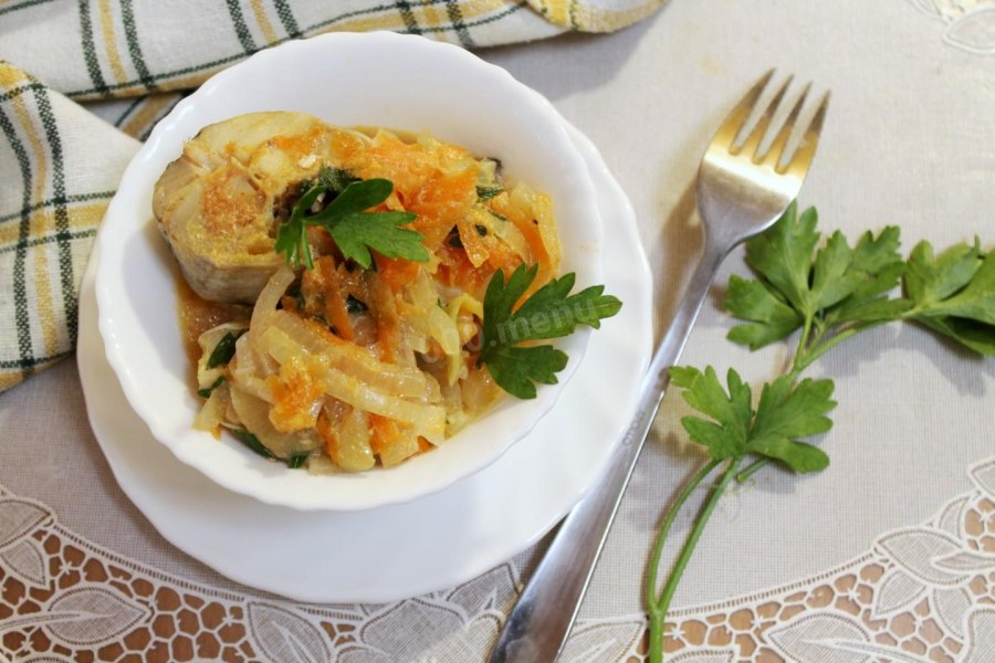 Минтай тушеный с морковью и луком в майонезе