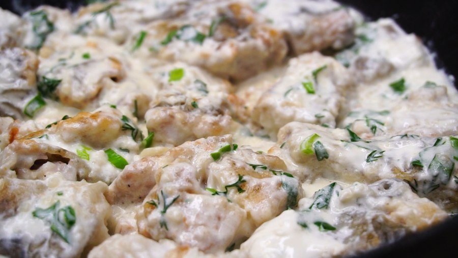 Рыба в духовке с морковью и луком со сметаной