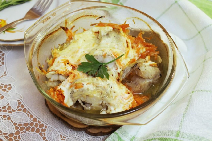 Минтай тушеный с овощами