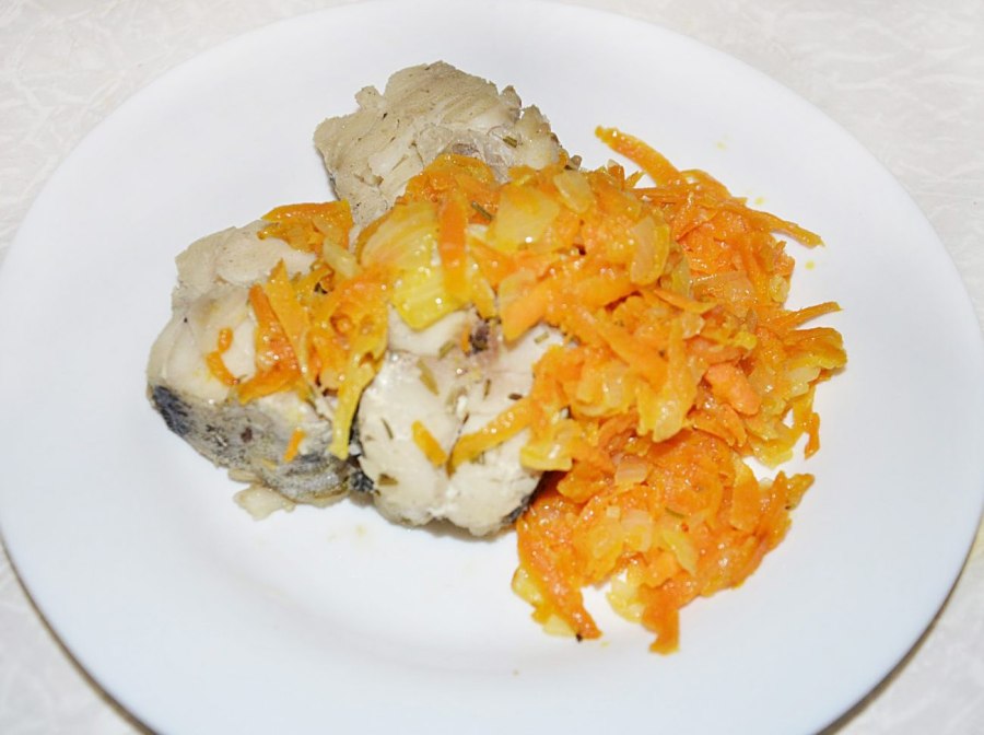 Минтай тушеный с луком и майонезом на сковороде