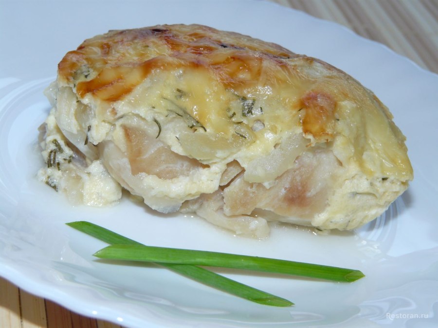 Минтай с луком на сковороде