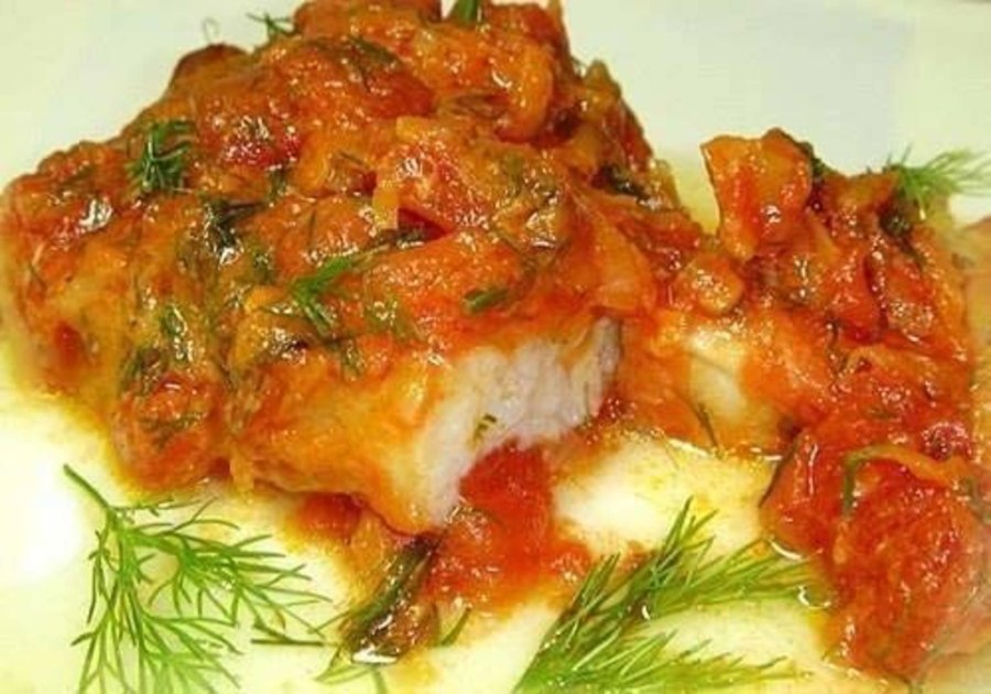 Минтай в духовке с морковью и луком в сметане