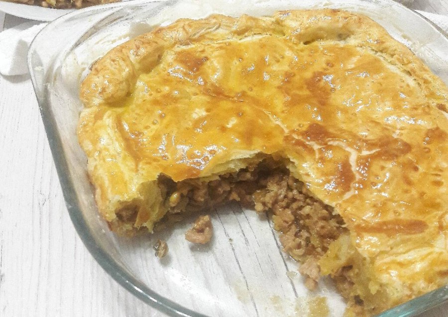 Слоёный пирог с фаршем и сыром
