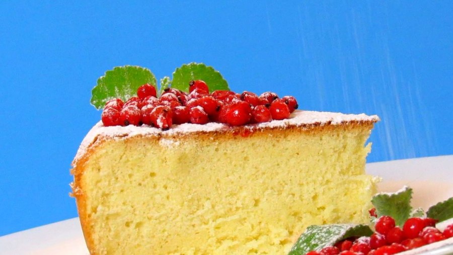 Бисквит на белом фоне