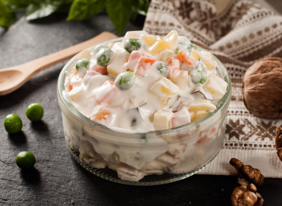 Салат с кукурузой и яблоком