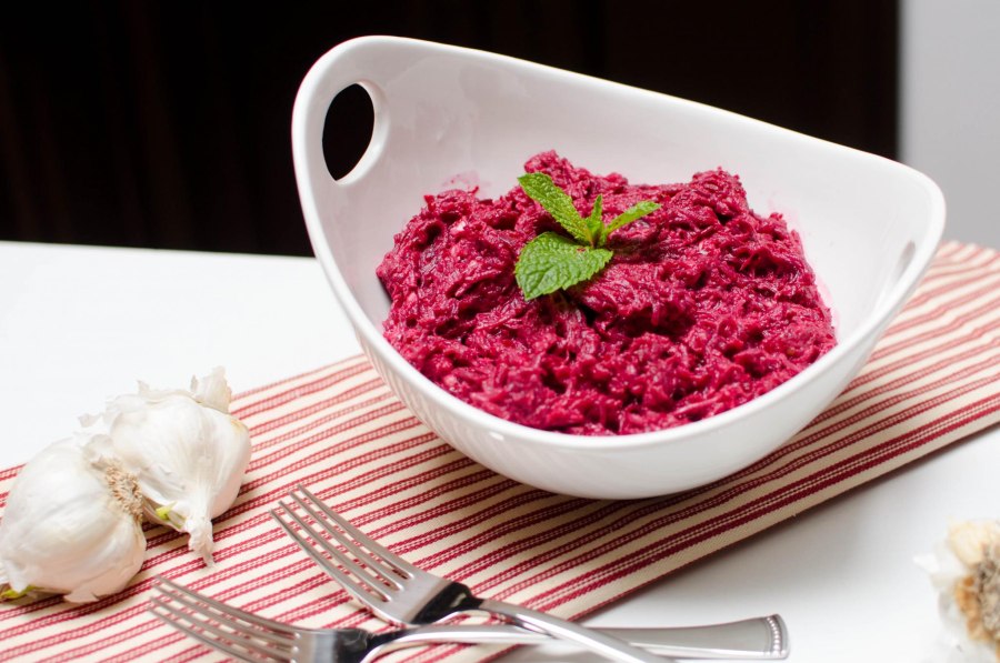 Свекольный салат с чесноком и майонезом