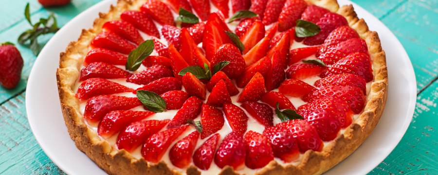 Открытый пирог с начинкой из клубники и с фруктами