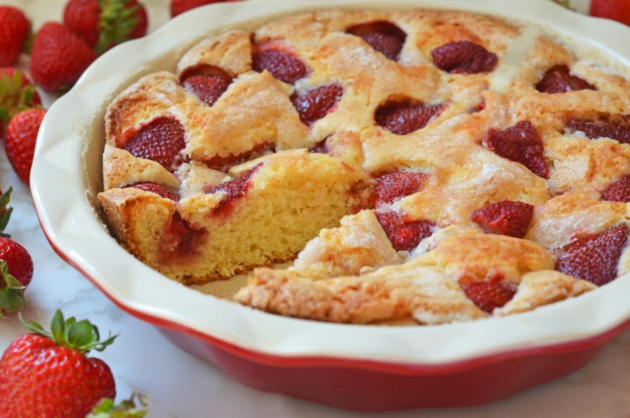 Шарлотка с клубникой