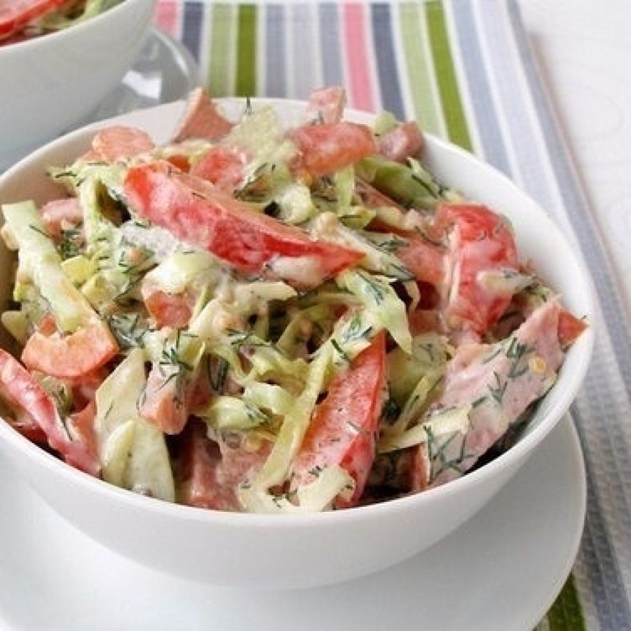 Вкусный салат с копченой колбасой
