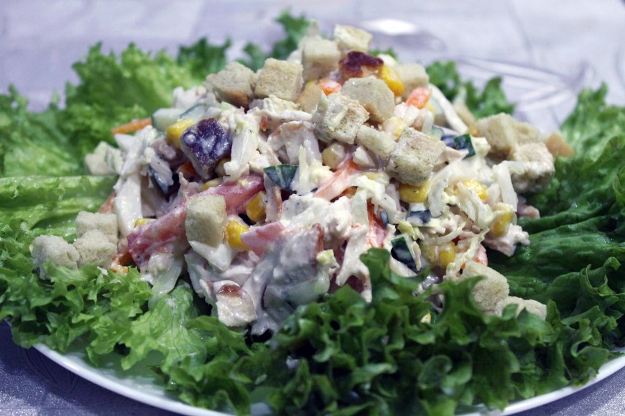 Салат с пекинской капустой и кукурузой и курицей