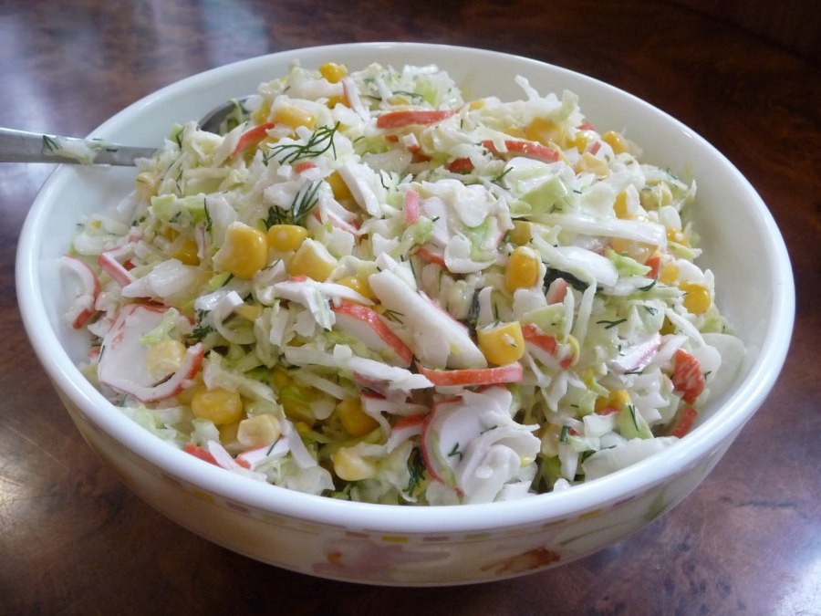 Салат с пекинской капустой и крабовыми палочками и кукурузой