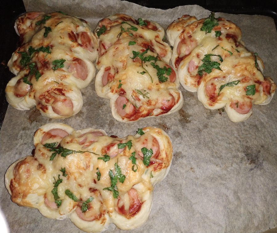 Пирожки с сосиской