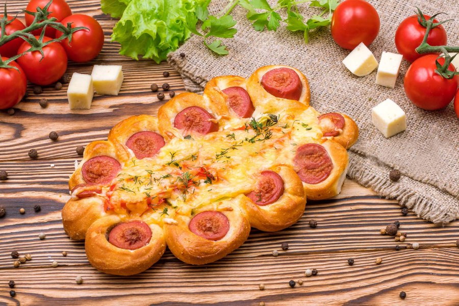 Булочка с сосиской и сыром