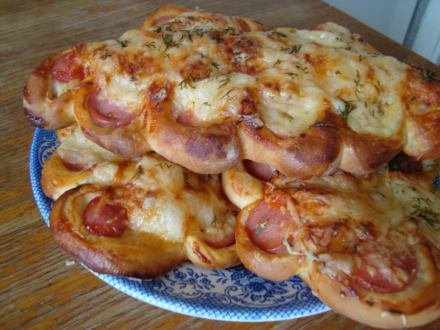 Булочка с сосиской и сыром