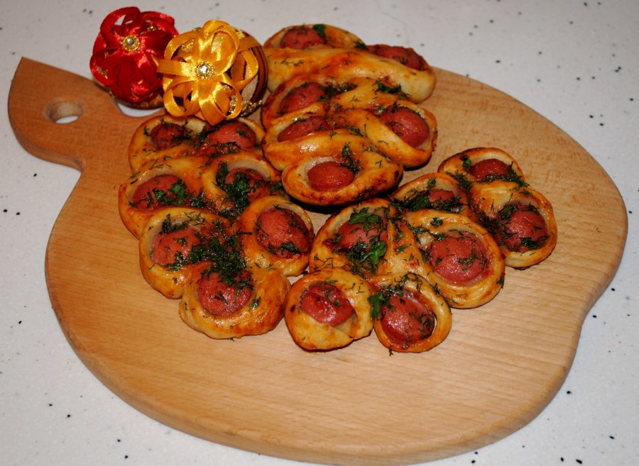 Булочка с сосиской и сыром