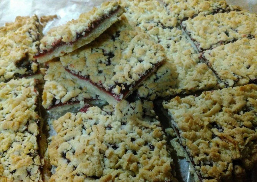 Песочное печенье с вареньем и крошкой