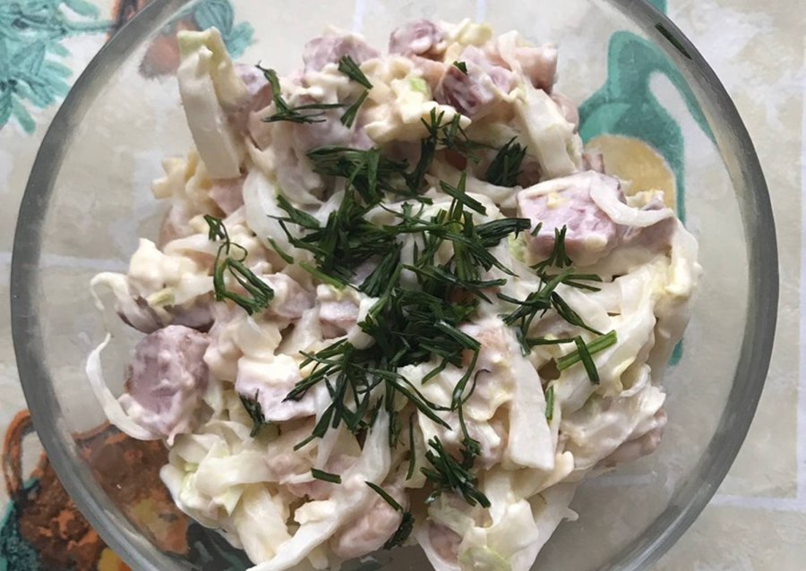 Салат из пекинской капусты огурца и перца